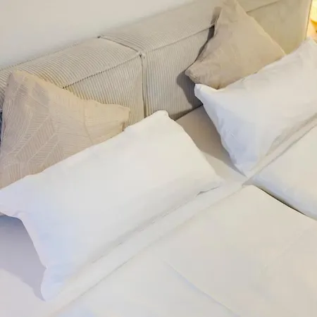 Apartment & Exclusive Amenities *